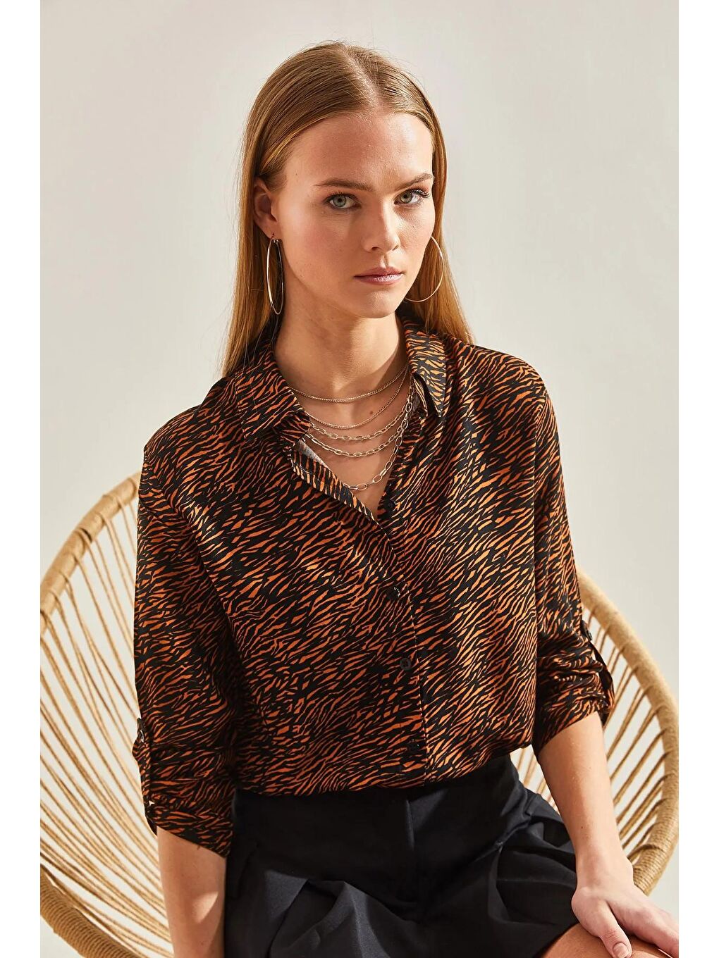 Siyah Kadın Kol Katlamalı Desenli Viskon Gömlek 60101031-4