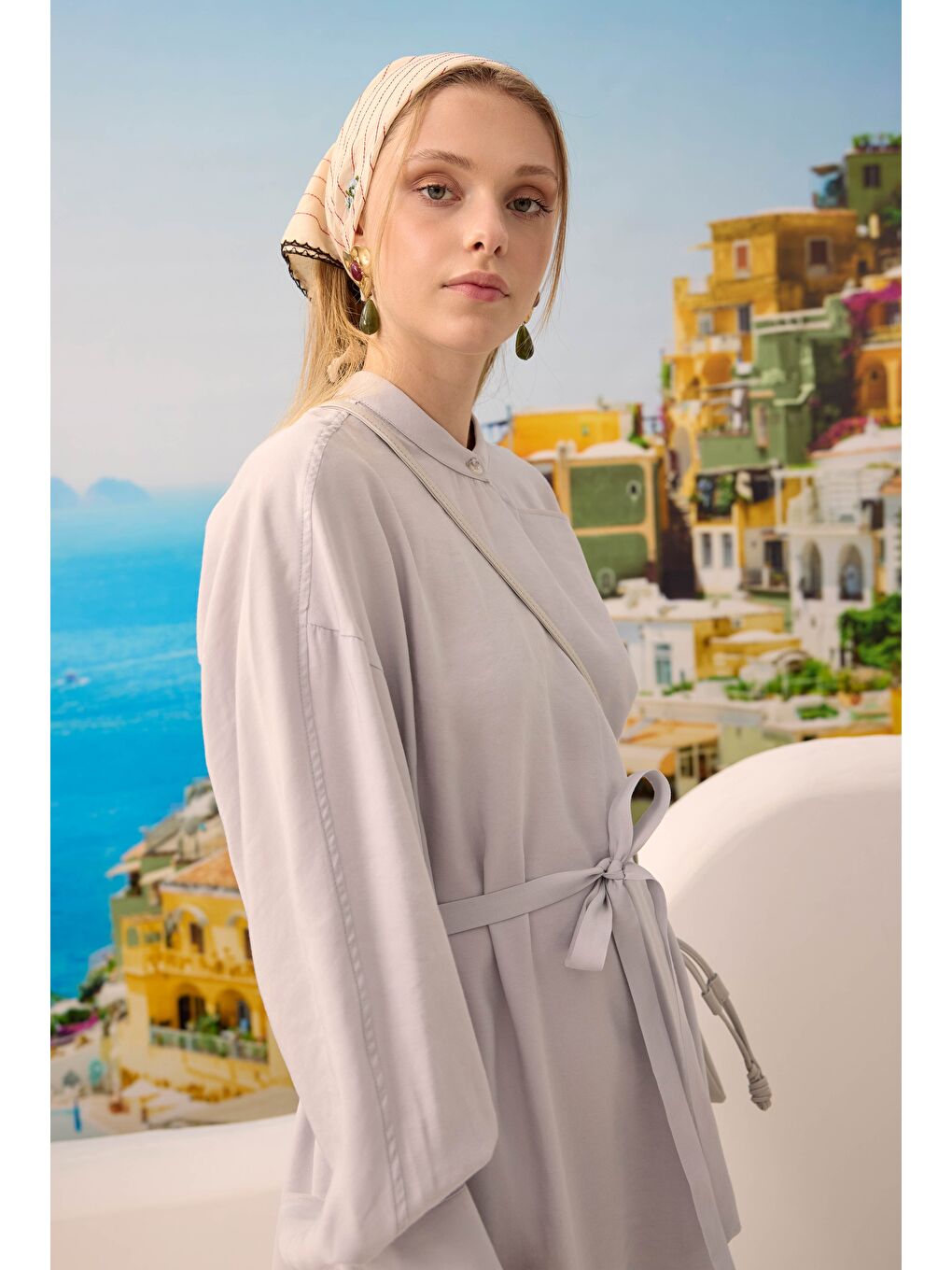 Yakası Geniş Pile Detaylı Elbise Gri-4