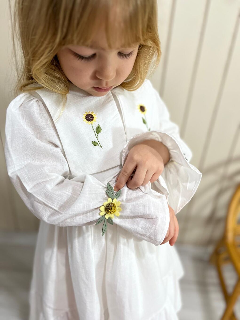 Karışık Kız Çocuk Pamuklu Beyaz Nakış Detaylı Uzun Kollu Elbise-1