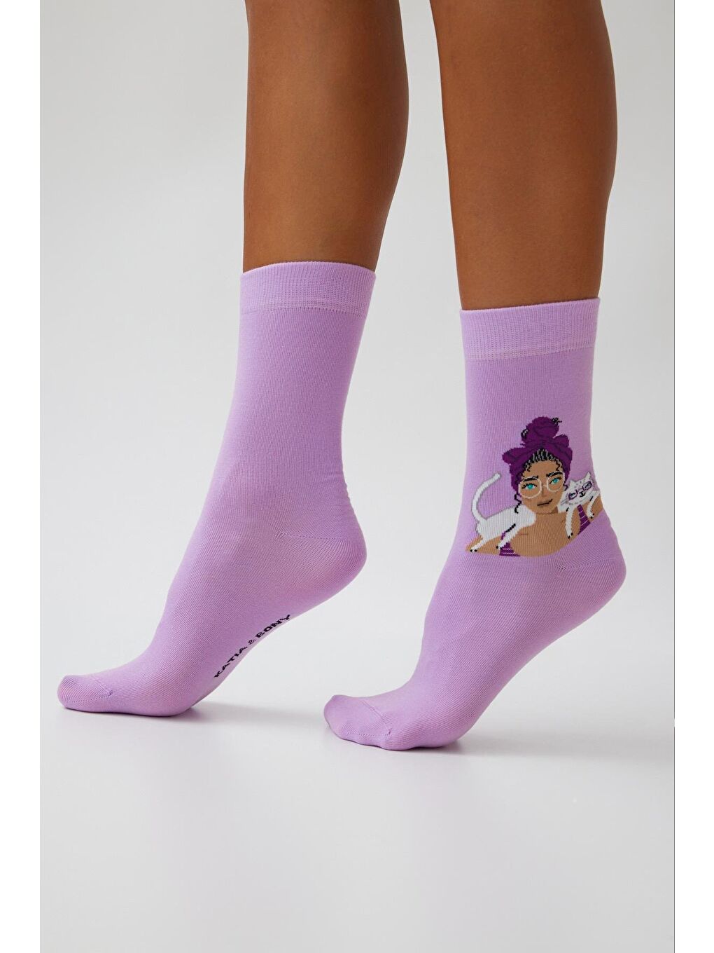 Kadın Figürlü Kedi Desenli Soket Çorap Lila-1