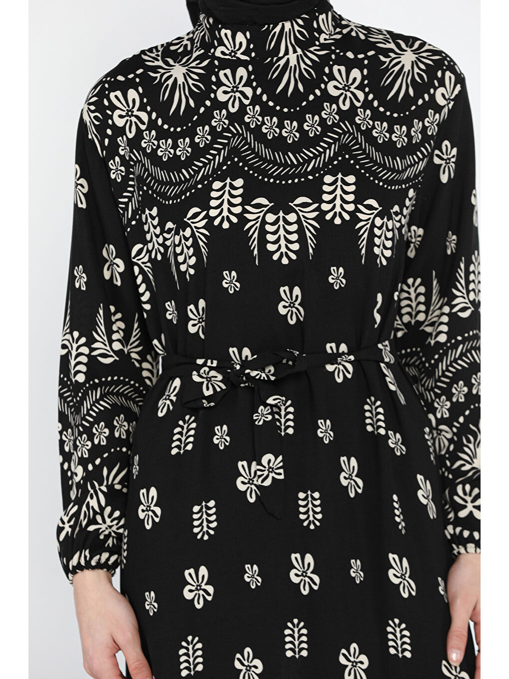 Siyah Desenli Bel Kuşaklı Tesettür Viskon Elbise-7