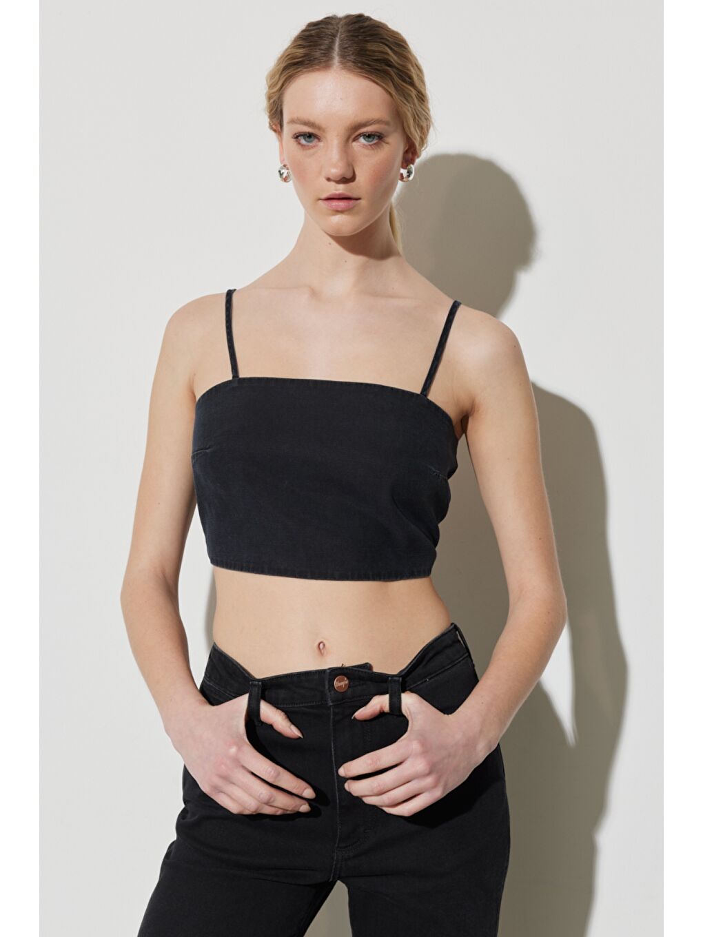 Regular Fit Normal Kesim Askılı Siyah Jean Crop Bluz-1