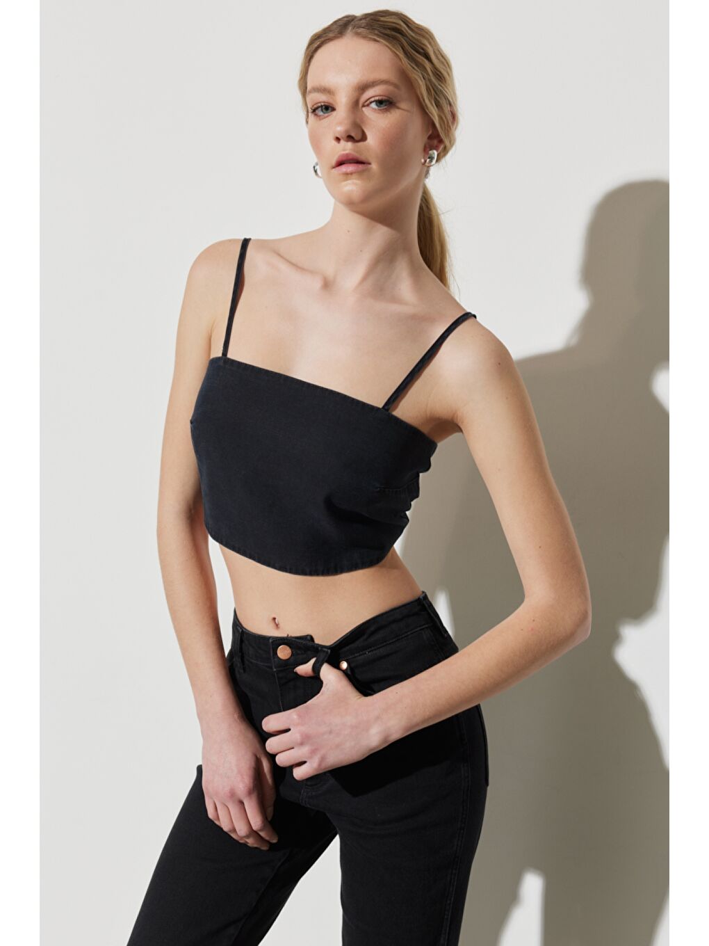 Regular Fit Normal Kesim Askılı Siyah Jean Crop Bluz-2