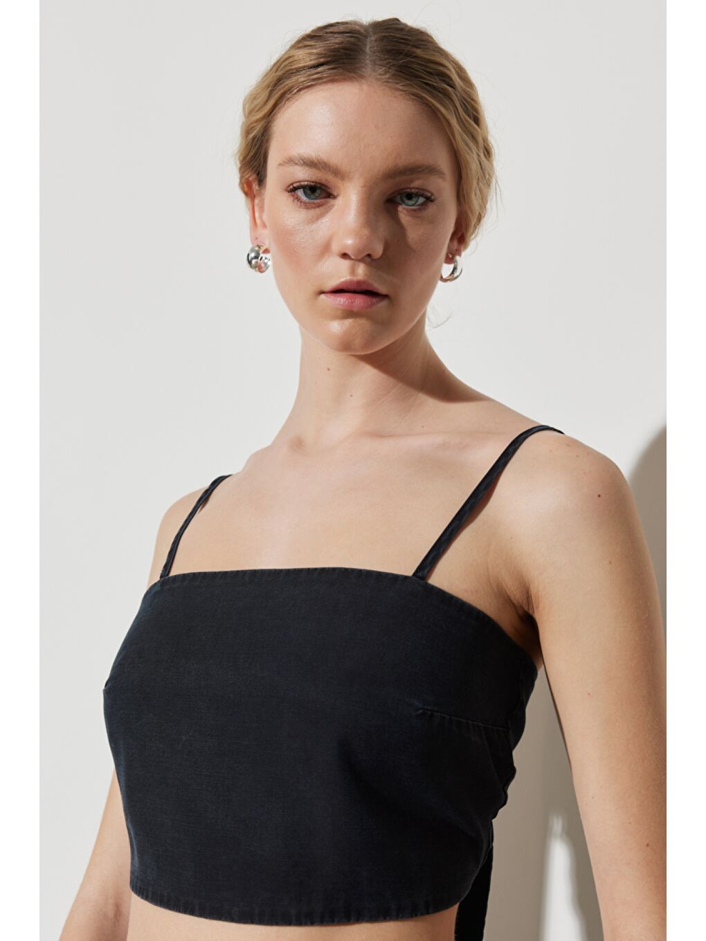 Regular Fit Normal Kesim Askılı Siyah Jean Crop Bluz-3