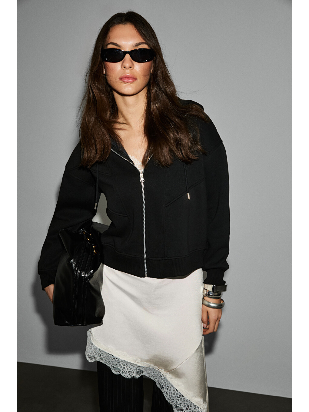 Vyselle Kadın Önü Kesikli Metal Fermuarlı Kapüşonlu Etiket Detaylı Oversize Siyah Sweatshirt-3