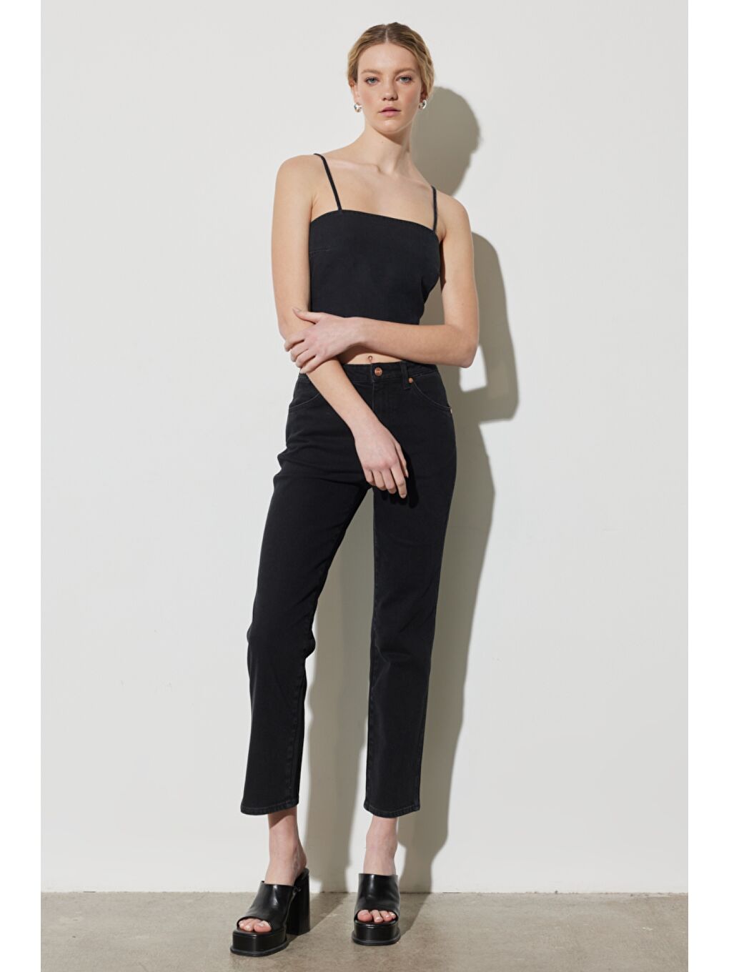 Regular Fit Normal Kesim Askılı Siyah Jean Crop Bluz-5