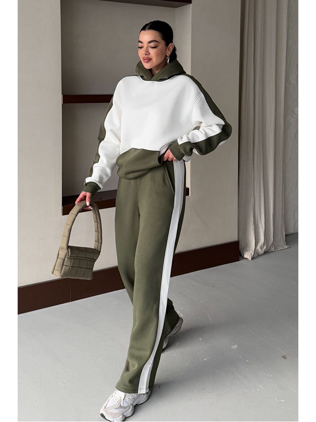 Kadın Haki Beyaz Oversize Kesim Alt Üst Yani Şeritli Eşofman Takımı