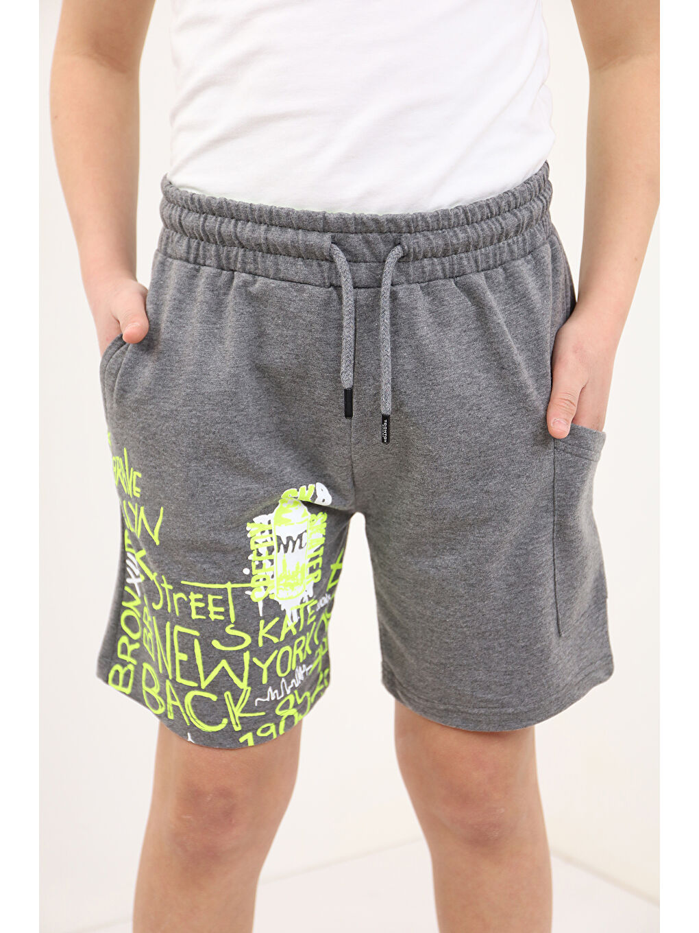 Antrasit Erkek Çocuk Cep Detaylı Tek Paça Komple Yazı Baskılı Şort