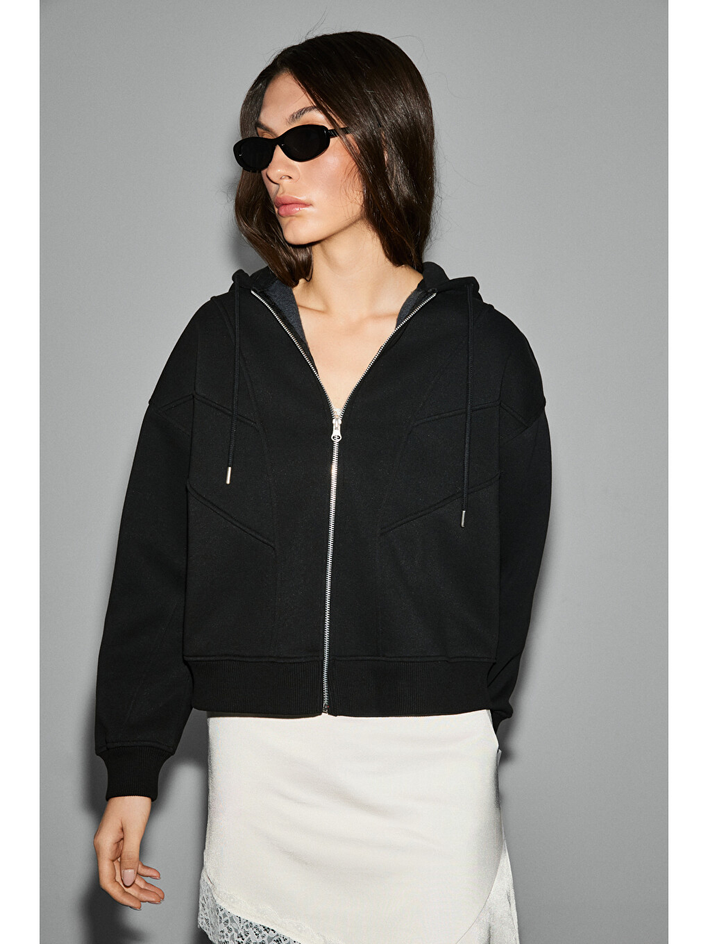 Vyselle Kadın Önü Kesikli Metal Fermuarlı Kapüşonlu Etiket Detaylı Oversize Siyah Sweatshirt-4