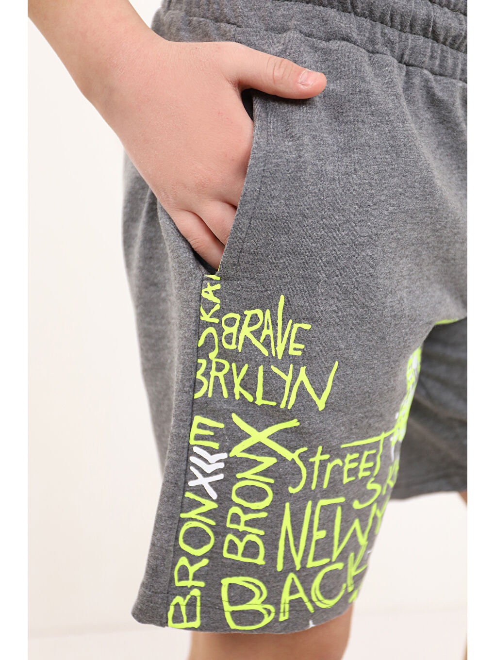 Antrasit Erkek Çocuk Cep Detaylı Tek Paça Komple Yazı Baskılı Şort-1