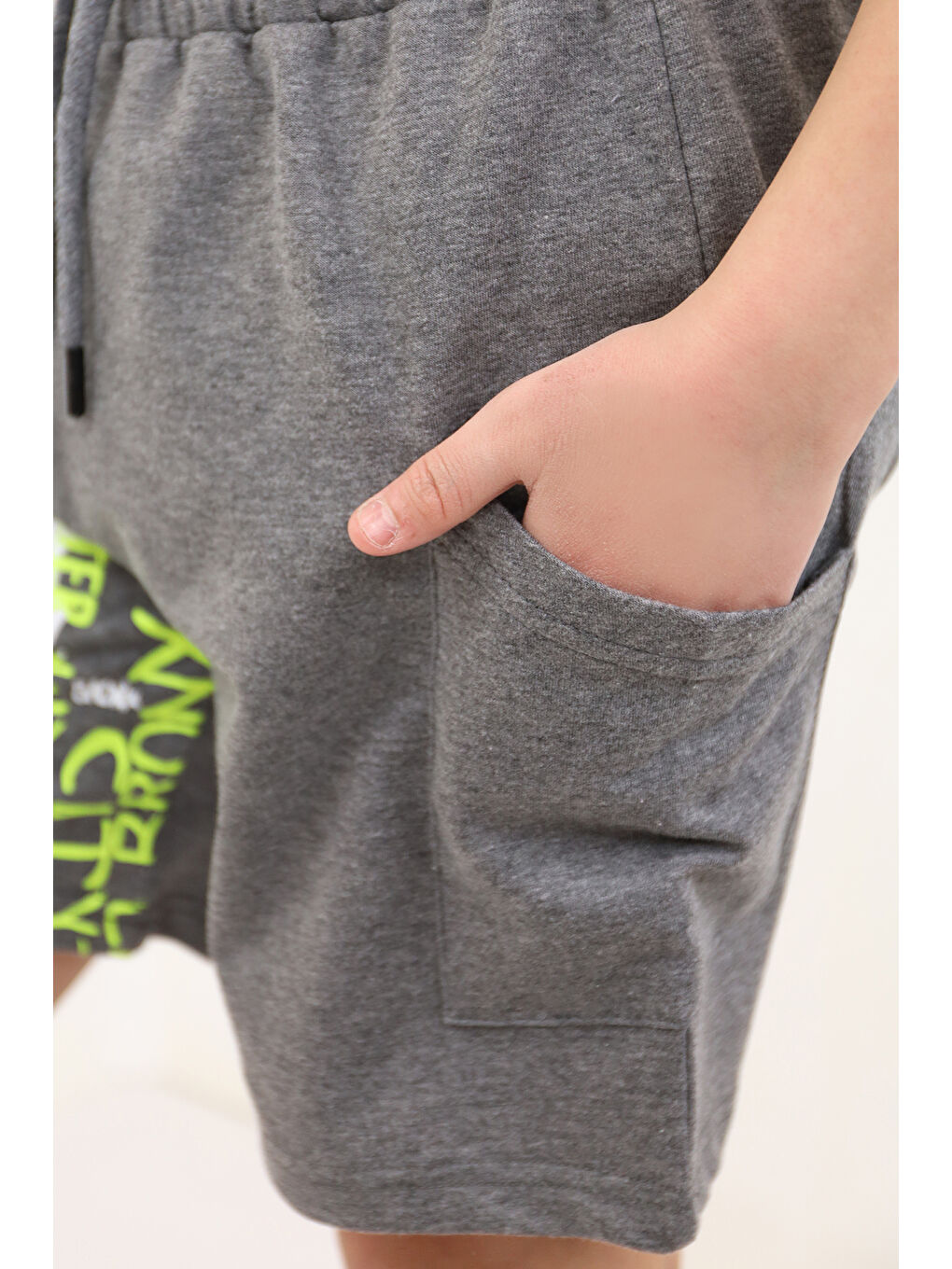 Antrasit Erkek Çocuk Cep Detaylı Tek Paça Komple Yazı Baskılı Şort-2