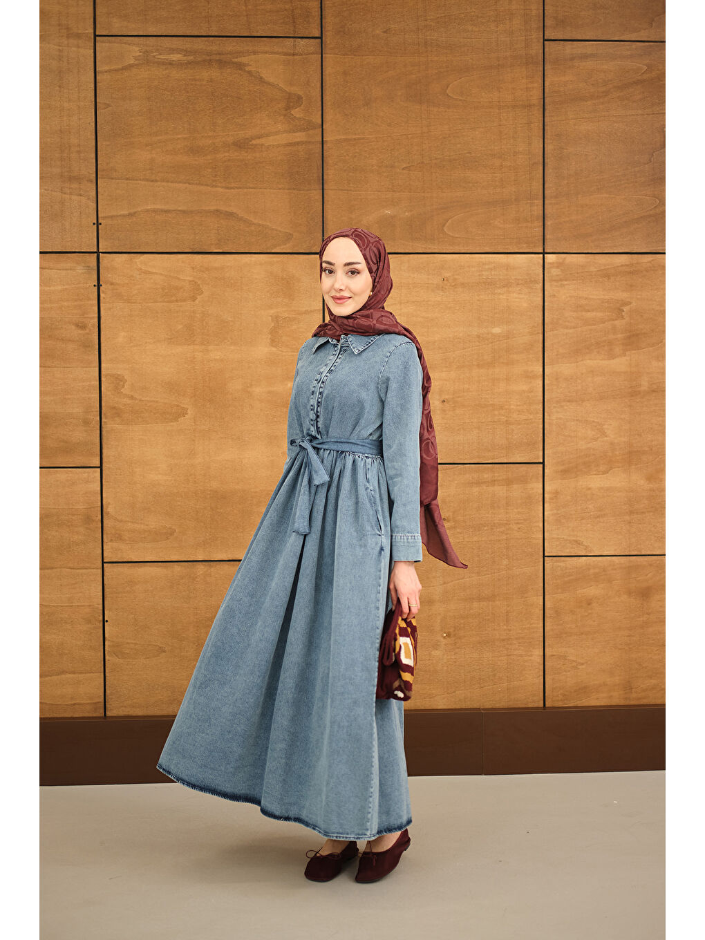Kadın Büzgü Detay Yarım Düğmeli Bel Bağlamalı Jean Elbise Buz Mavi-4