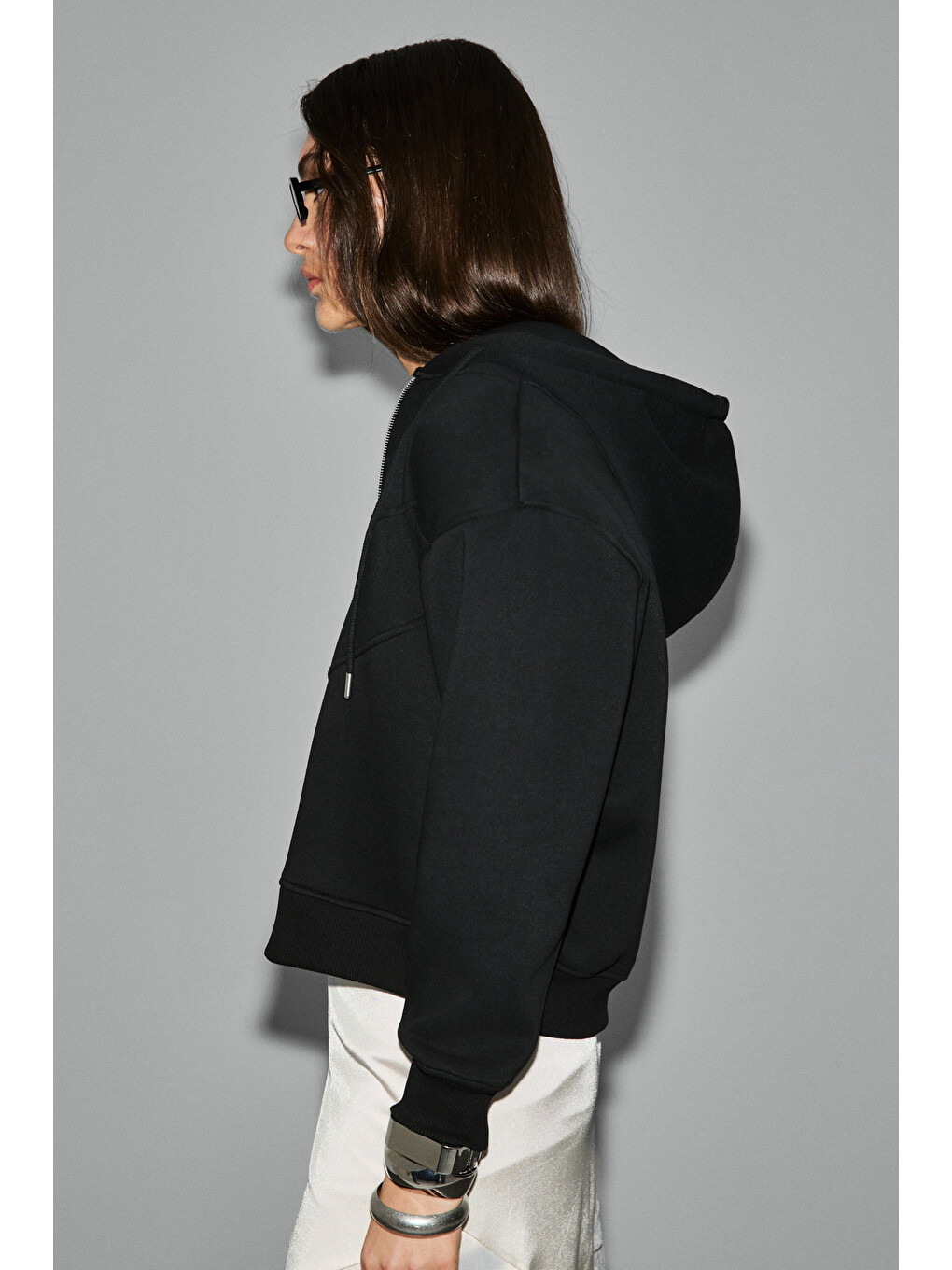 Vyselle Kadın Önü Kesikli Metal Fermuarlı Kapüşonlu Etiket Detaylı Oversize Siyah Sweatshirt-5
