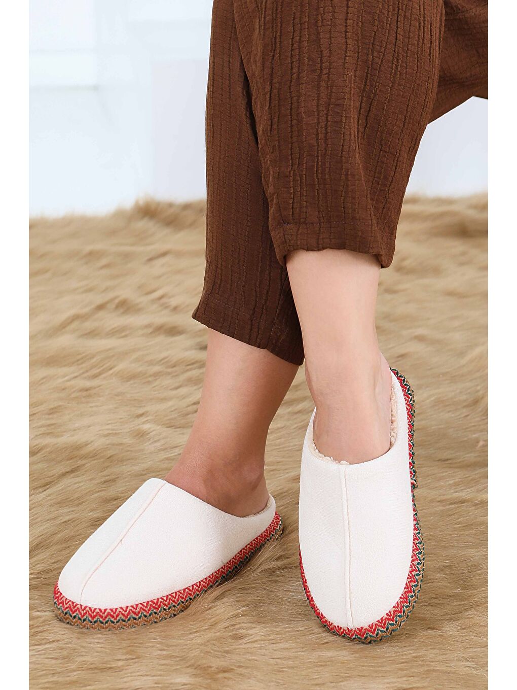 Ekru Kadın Krem Yanları Nakışlı Ev Terliği - 27781-KREM-1