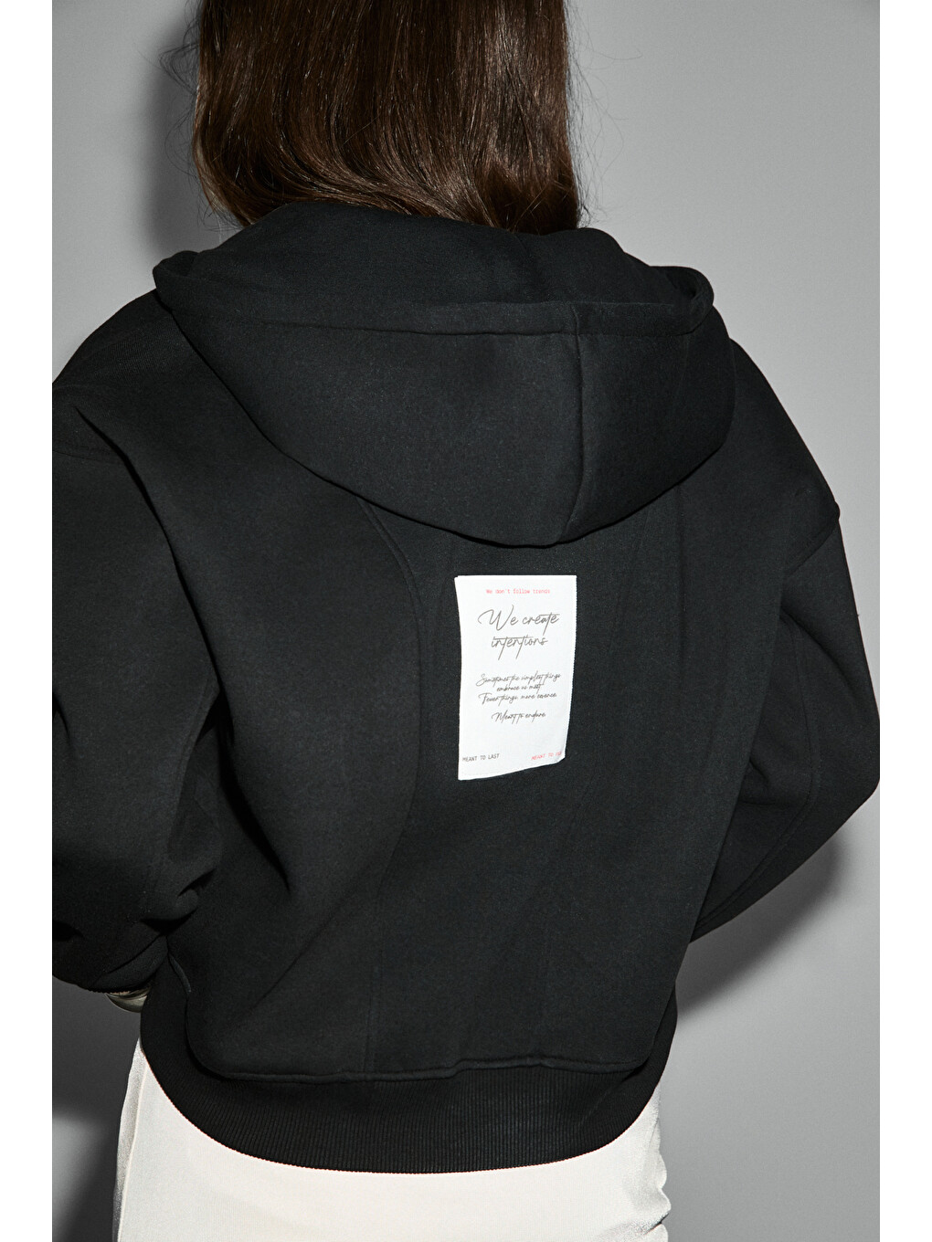 Vyselle Kadın Önü Kesikli Metal Fermuarlı Kapüşonlu Etiket Detaylı Oversize Siyah Sweatshirt-6