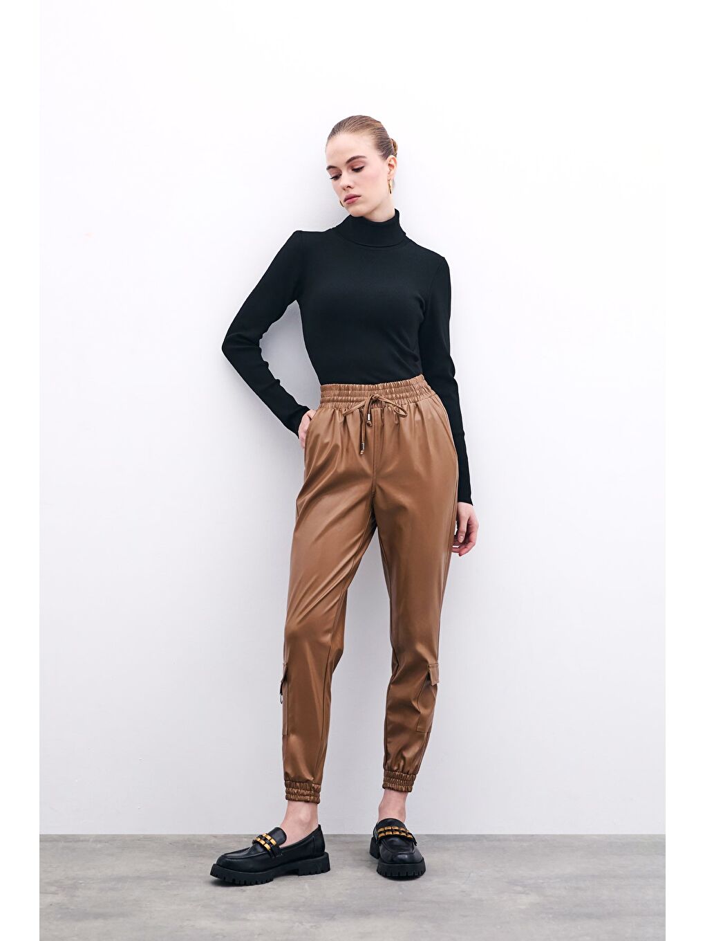 Bel Lastikli Deri Jogger Pantolon - Bej-1