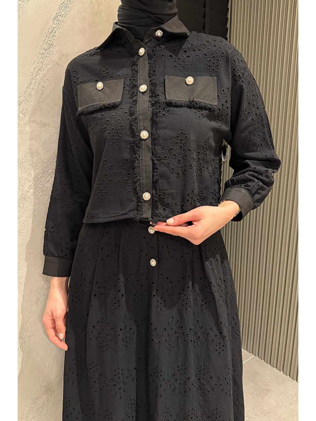 Siyah Kadın Püskül Detaylı İnci Düğmeli Fistolu Tesettür Gömlek Etek İkili Takım-4