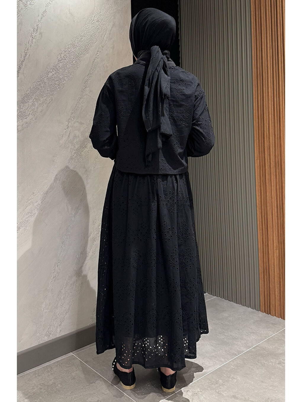 Siyah Kadın Püskül Detaylı İnci Düğmeli Fistolu Tesettür Gömlek Etek İkili Takım-6