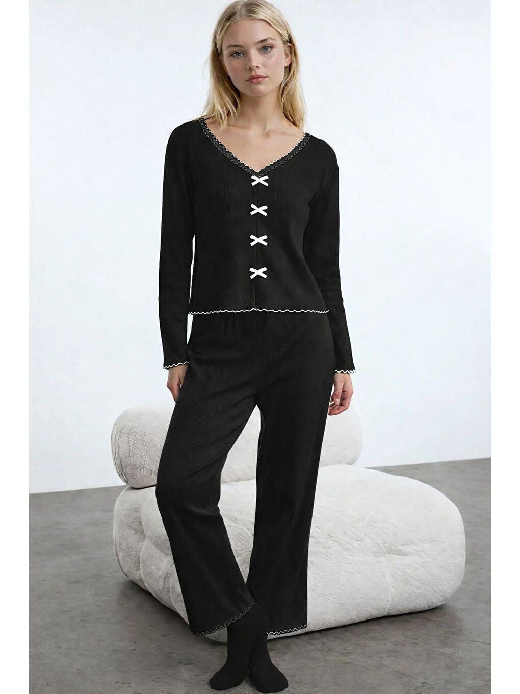 Siyah Pamuklu Dantel ve Fiyonk Detaylı Fitilli Örme Pijama Takımı