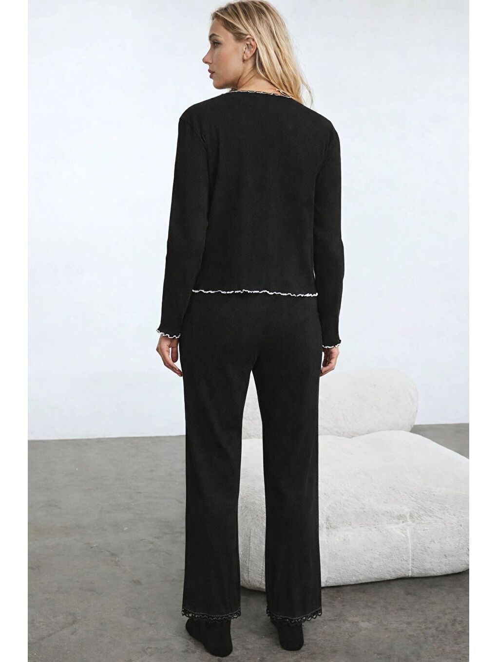 Siyah Pamuklu Dantel ve Fiyonk Detaylı Fitilli Örme Pijama Takımı-1