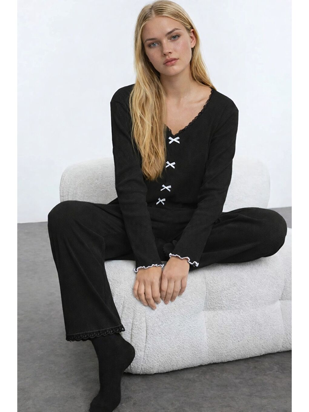 Siyah Pamuklu Dantel ve Fiyonk Detaylı Fitilli Örme Pijama Takımı-2