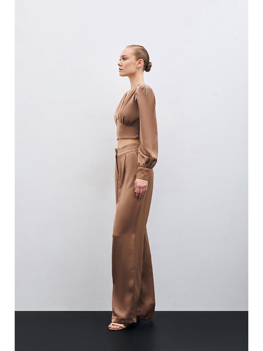 Kahverengi Pileli Saten Krep Pantolon - Camel-1