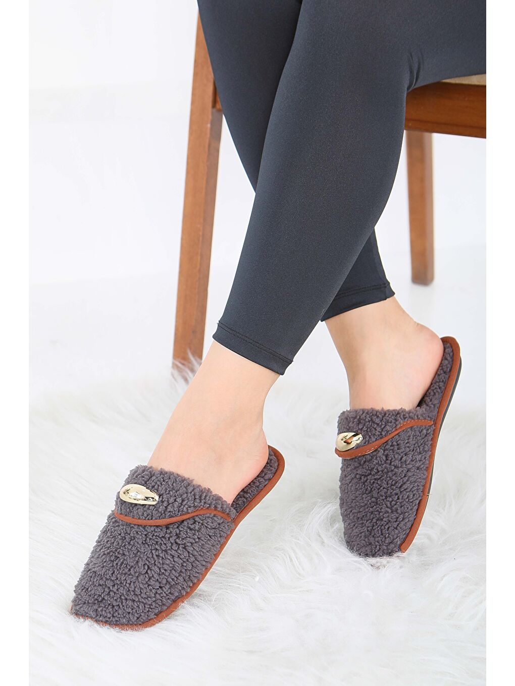 Kadın Antrasit Tokalı Pelüş Ev Terliği - 27912-ANTRASIT
