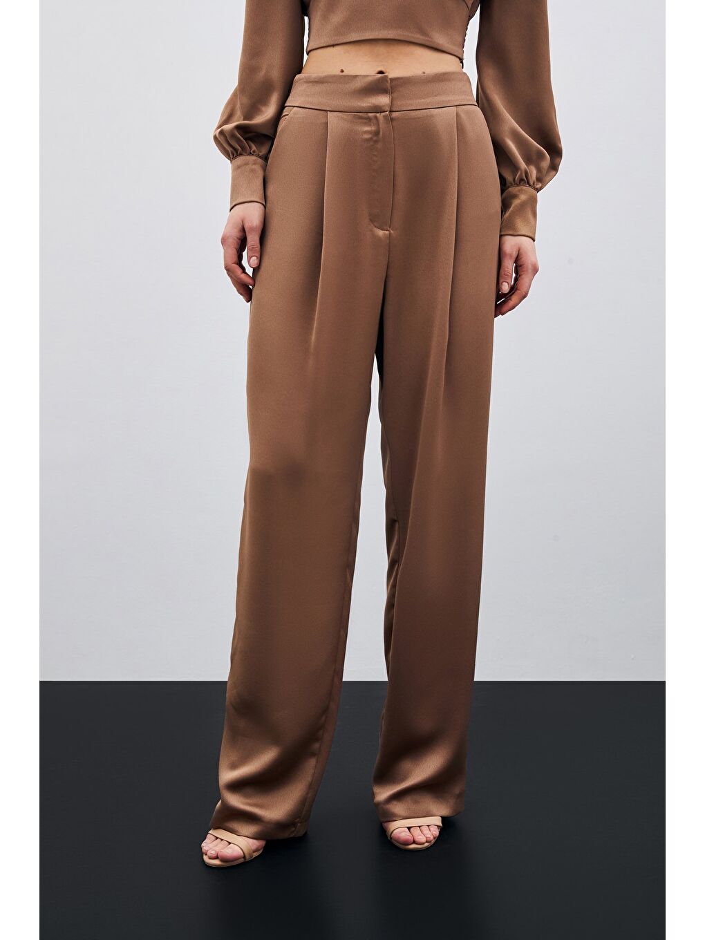 Kahverengi Pileli Saten Krep Pantolon - Camel-2