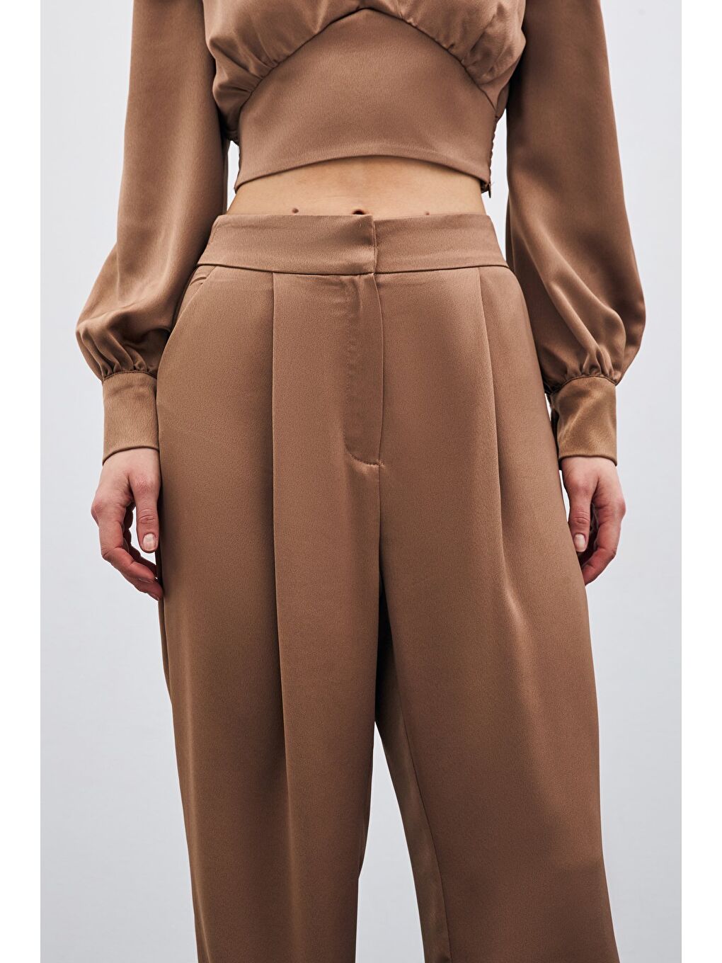 Kahverengi Pileli Saten Krep Pantolon - Camel-3
