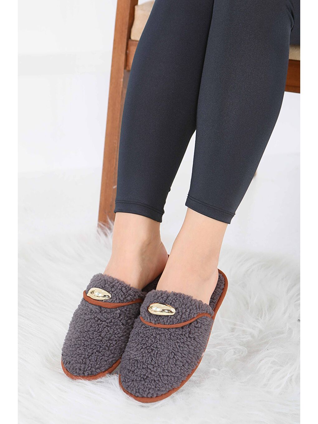 Kadın Antrasit Tokalı Pelüş Ev Terliği - 27912-ANTRASIT-1