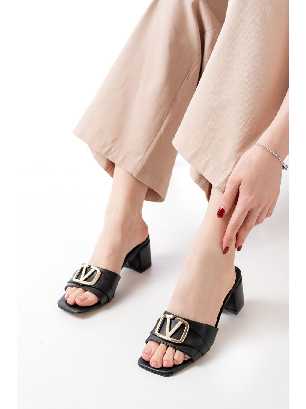 Kadın Bonita Siyah Cilt Topuklu Terlik-1