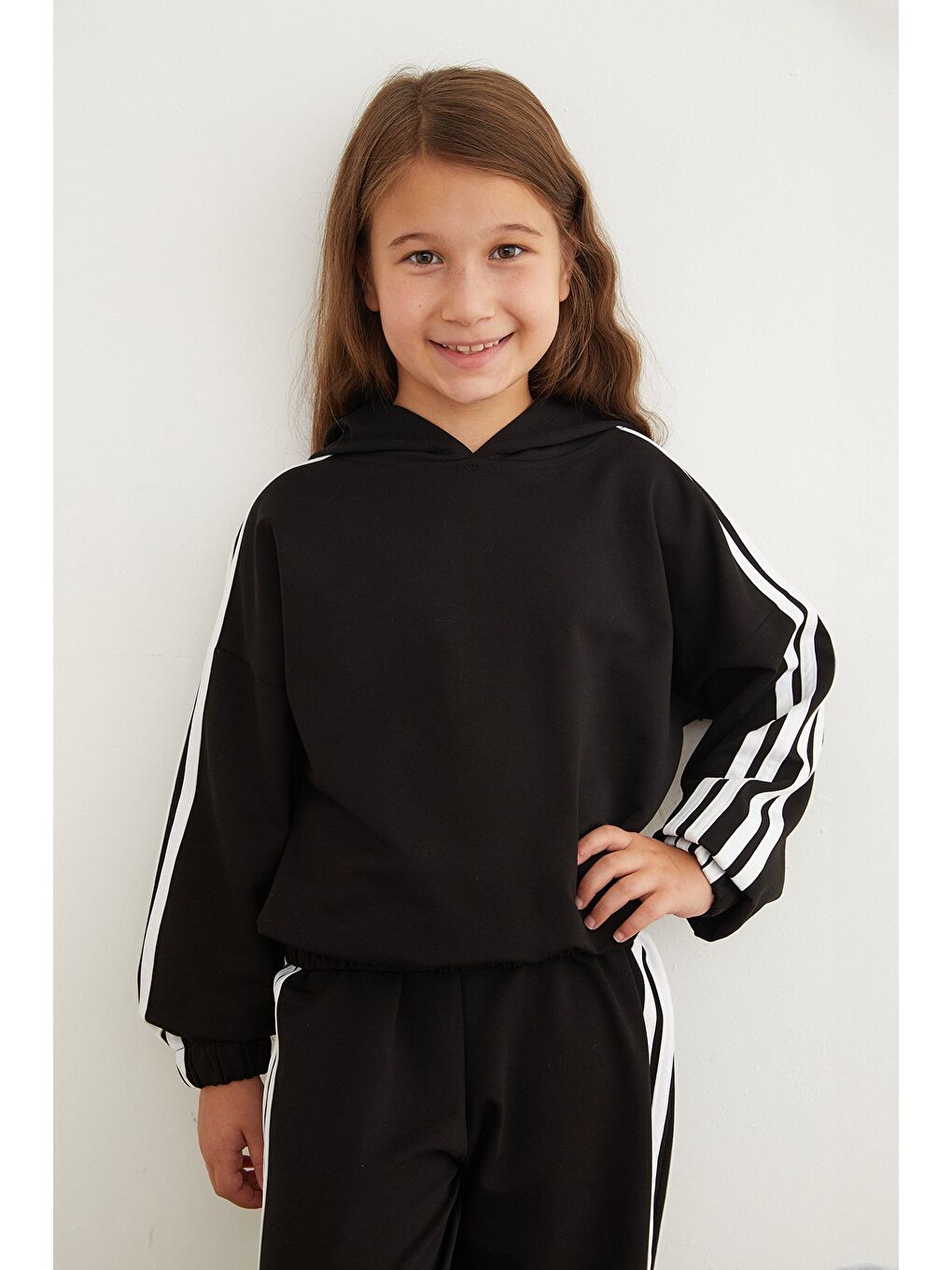Siyah Yanları Şeritli Beli Lastikli Kapüşonlu Kız Çocuk Takım-1