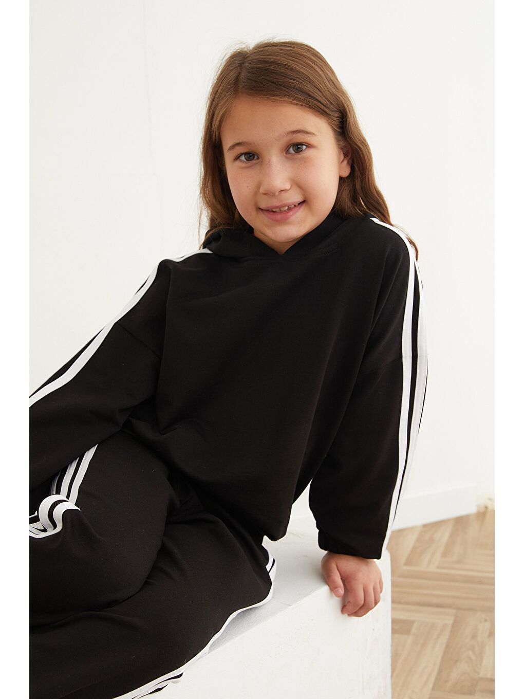 Siyah Yanları Şeritli Beli Lastikli Kapüşonlu Kız Çocuk Takım-3