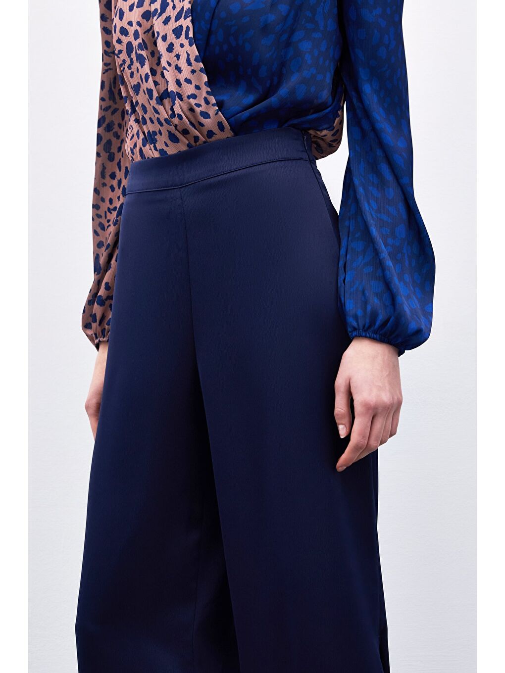 Yırtmaç Detaylı Saten Pantolon - Lacivert-6