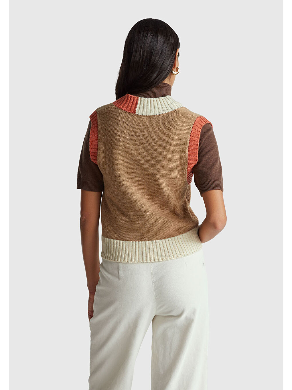 Kadın Açık Kahverengi Akrilik ve Yün Karışımlı Ribana Detaylı V Yaka Kolsuz Kazak-2