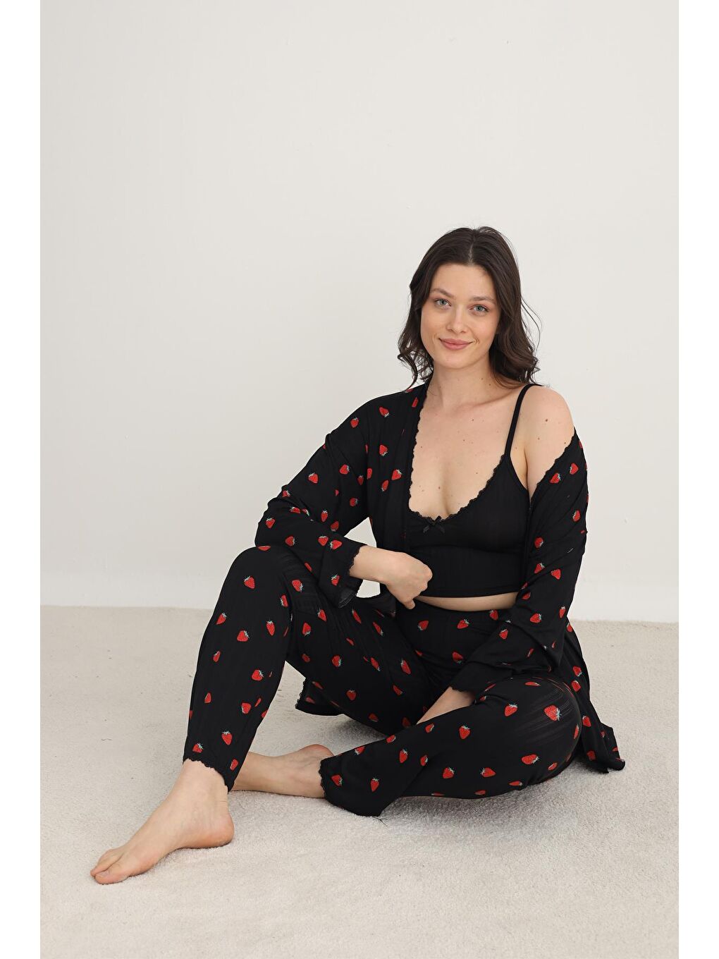 Kadın Çilek Desenli İp Askılı Sabahlıklı 3'Lü Pijama Takım | Siyah 80710-889-1