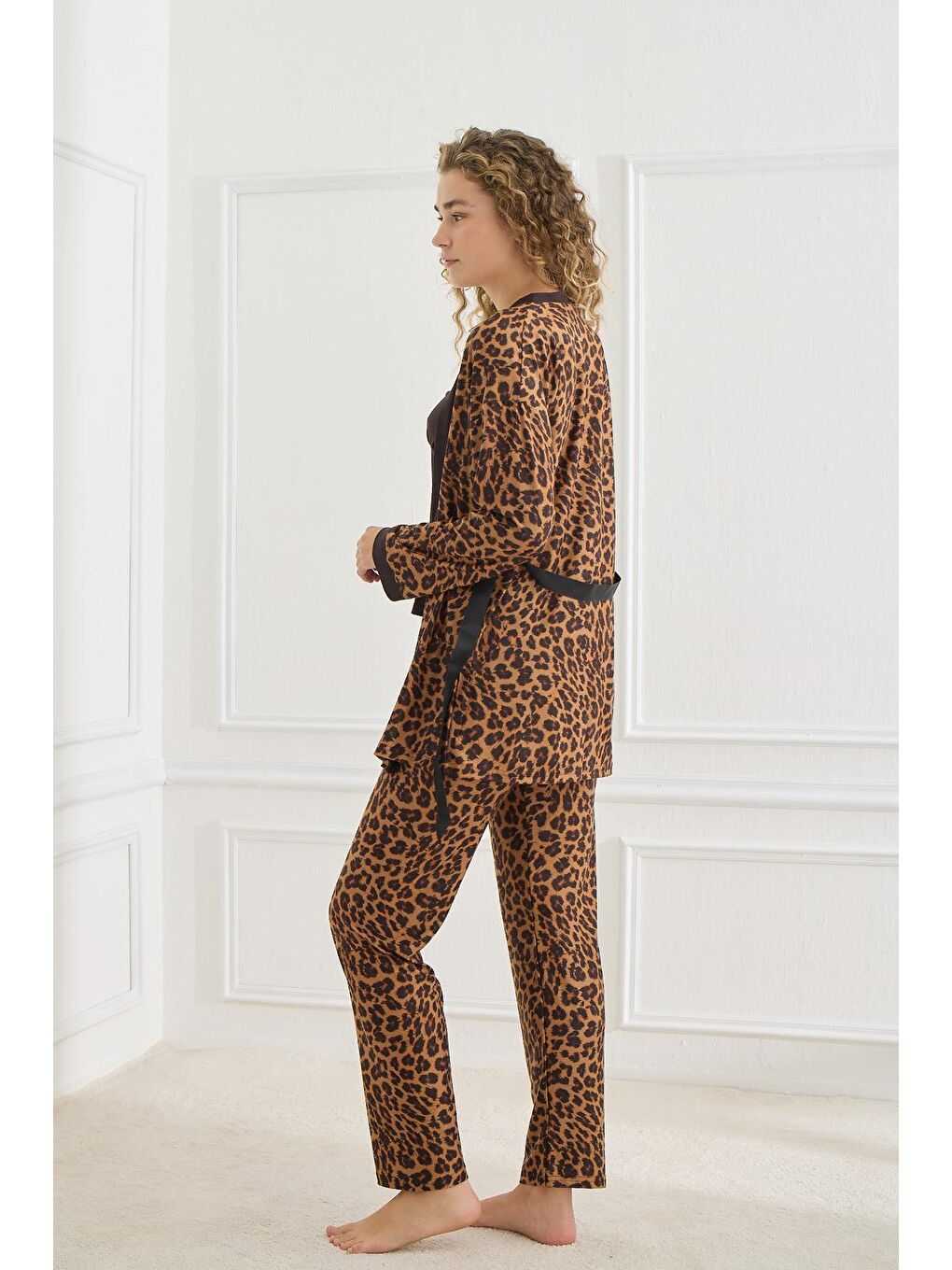 Kadın Leopar Desen İp Askılı Sabahlıklı 3'Lü Pijama Takım | Siyah 30201-951-2