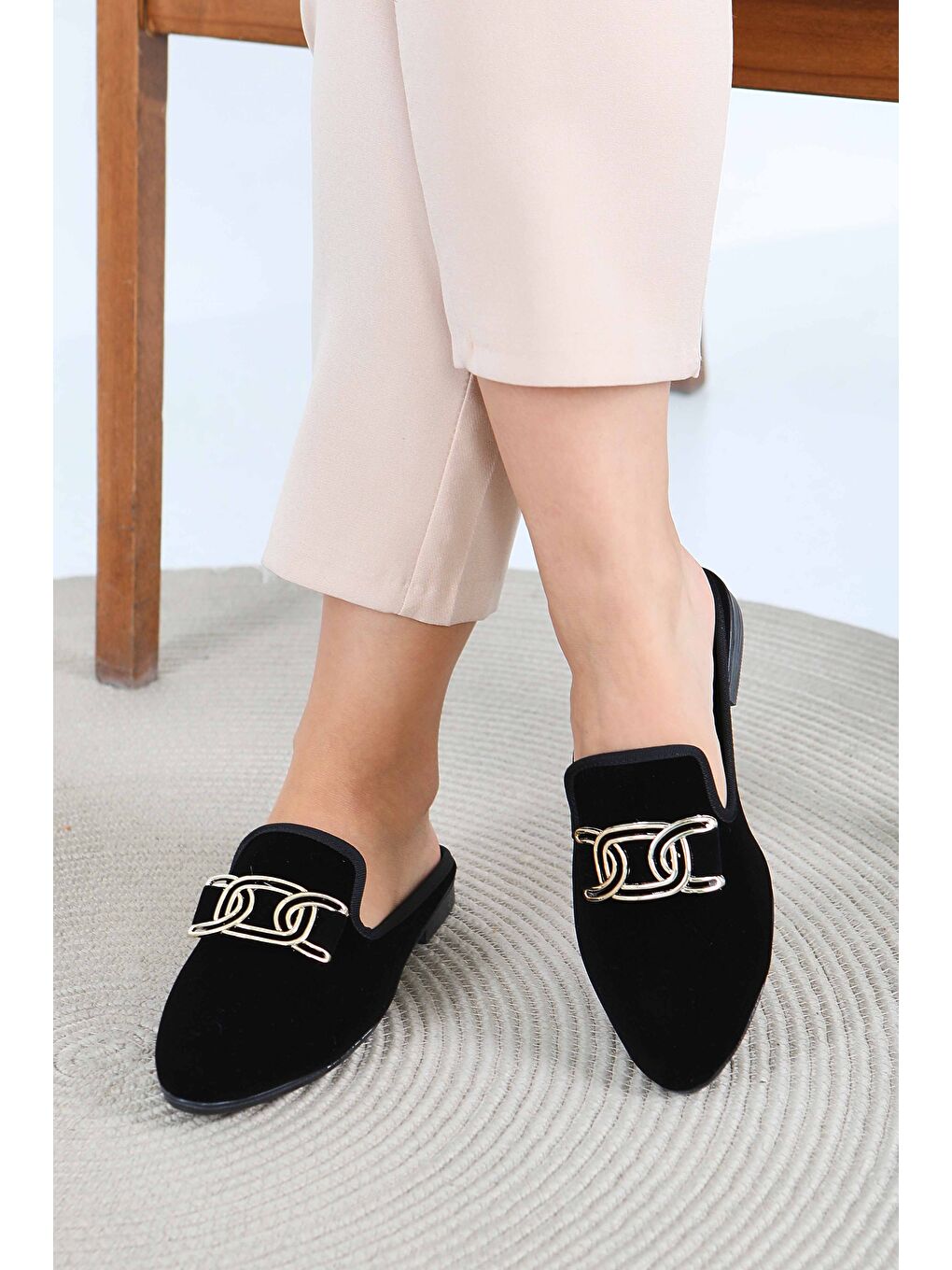 Kadın Siyah Ucu Sivri Süet Tokalı Terlik - 27785-SIYAH-1