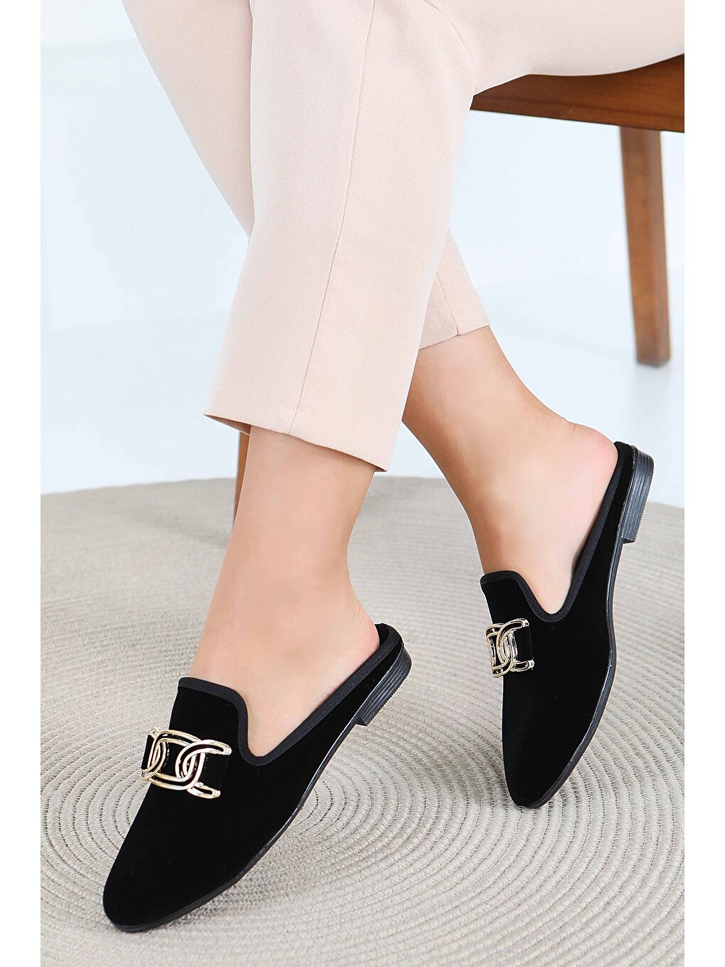 Kadın Siyah Ucu Sivri Süet Tokalı Terlik - 27785-SIYAH-2