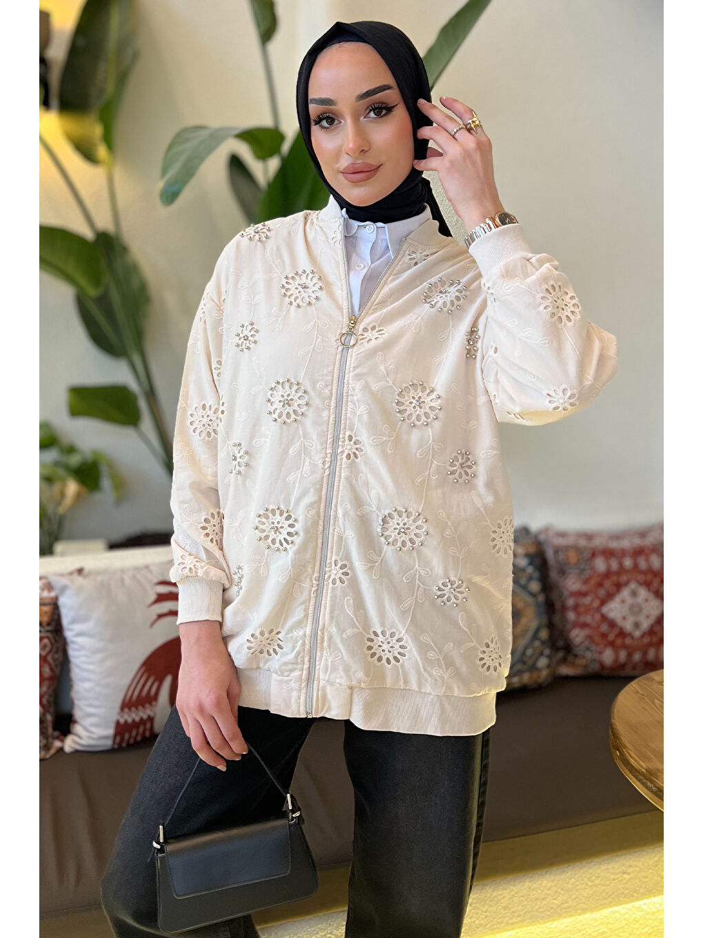Bej Kadın İnci İşlemeli Fistolu Tesettür Ceket