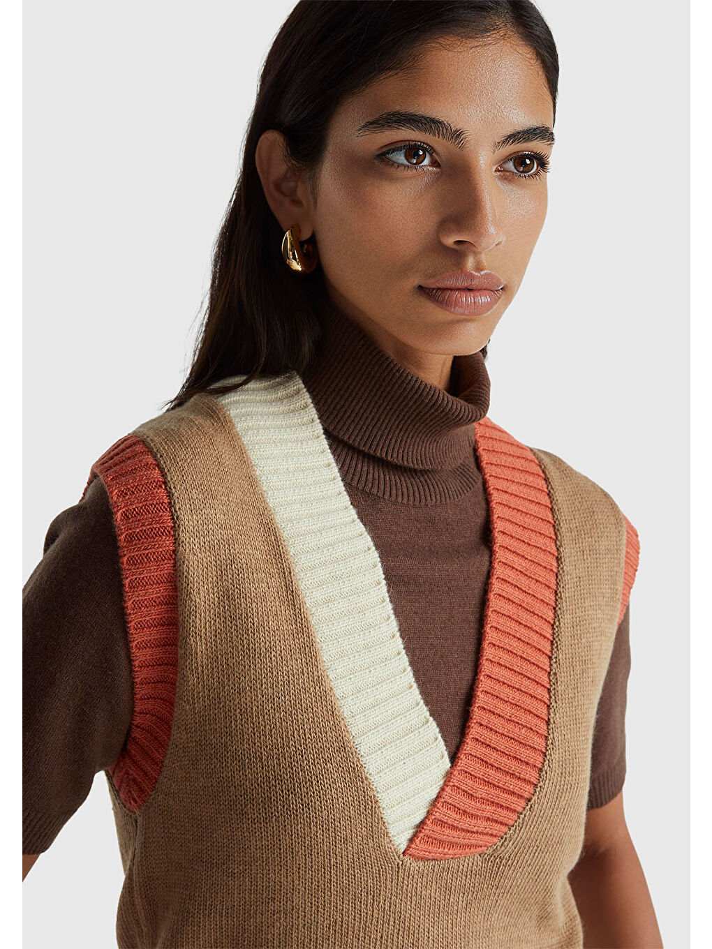 Kadın Açık Kahverengi Akrilik ve Yün Karışımlı Ribana Detaylı V Yaka Kolsuz Kazak-5