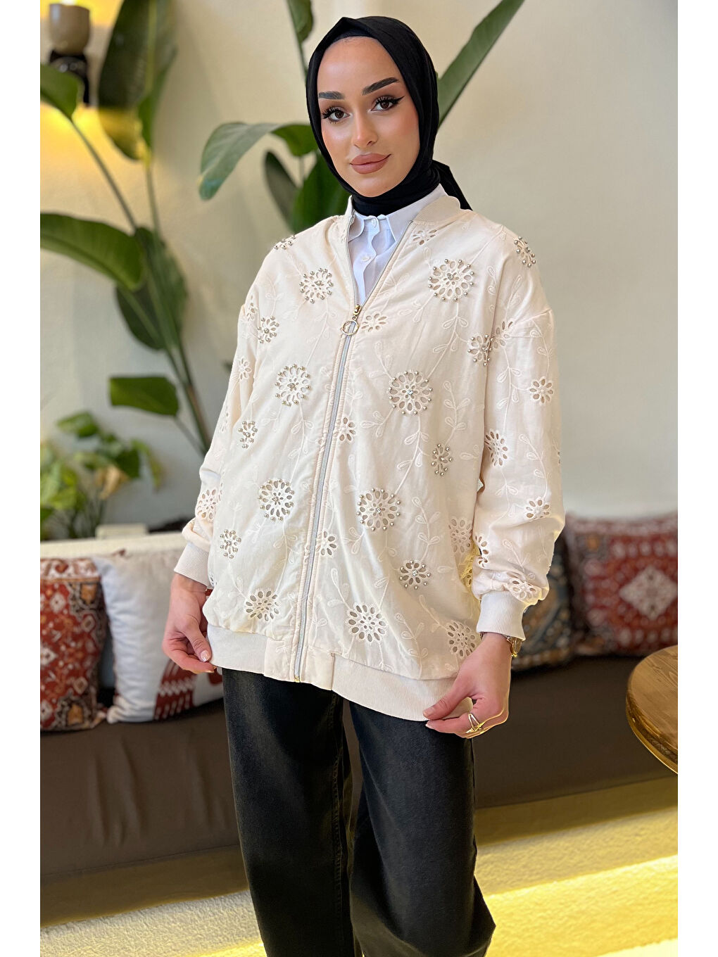 Bej Kadın İnci İşlemeli Fistolu Tesettür Ceket-2
