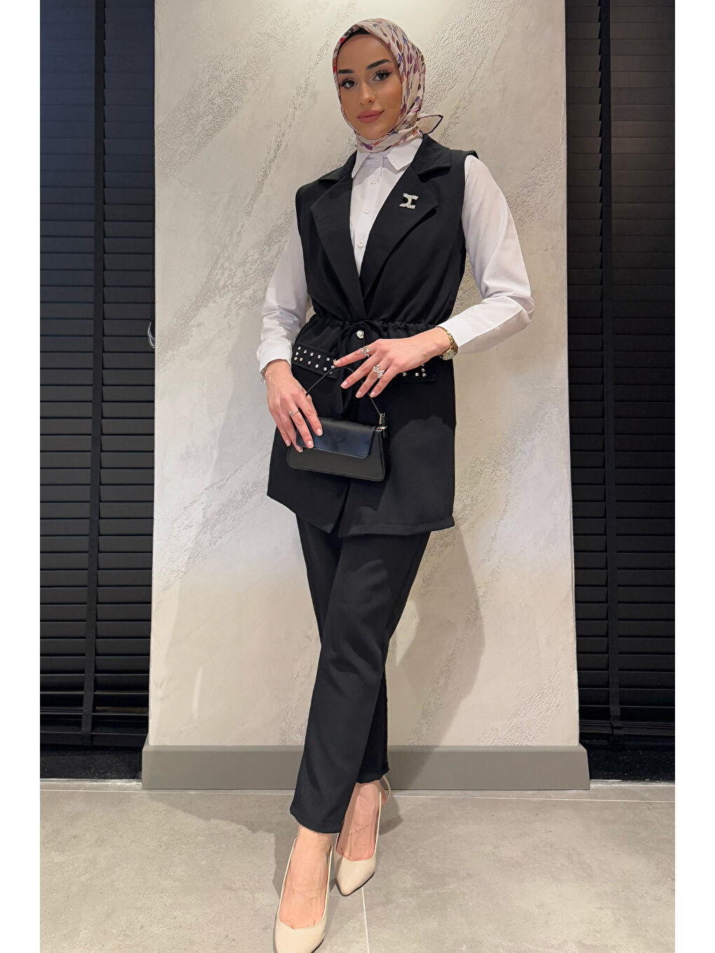 Siyah Broş Detaylı Taş İşlemeli Kruvaze Yaka Yelek Pantolon Gömlek Tesettür Üçlü Takım-3