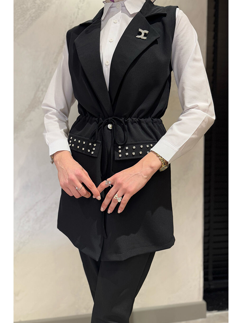 Siyah Broş Detaylı Taş İşlemeli Kruvaze Yaka Yelek Pantolon Gömlek Tesettür Üçlü Takım-5