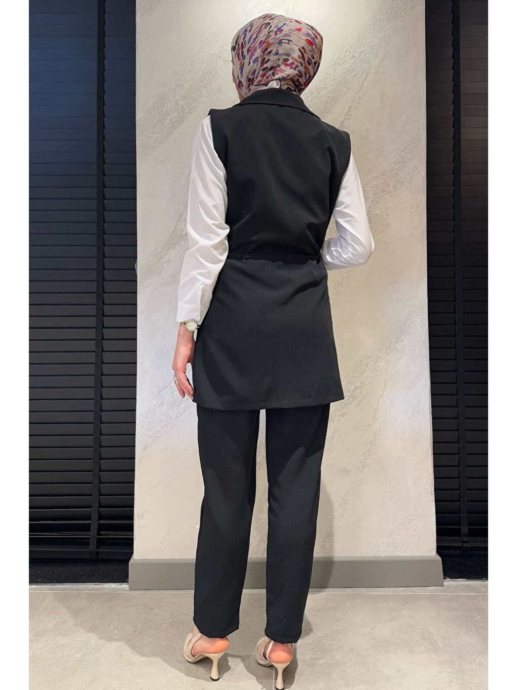 Siyah Broş Detaylı Taş İşlemeli Kruvaze Yaka Yelek Pantolon Gömlek Tesettür Üçlü Takım-6