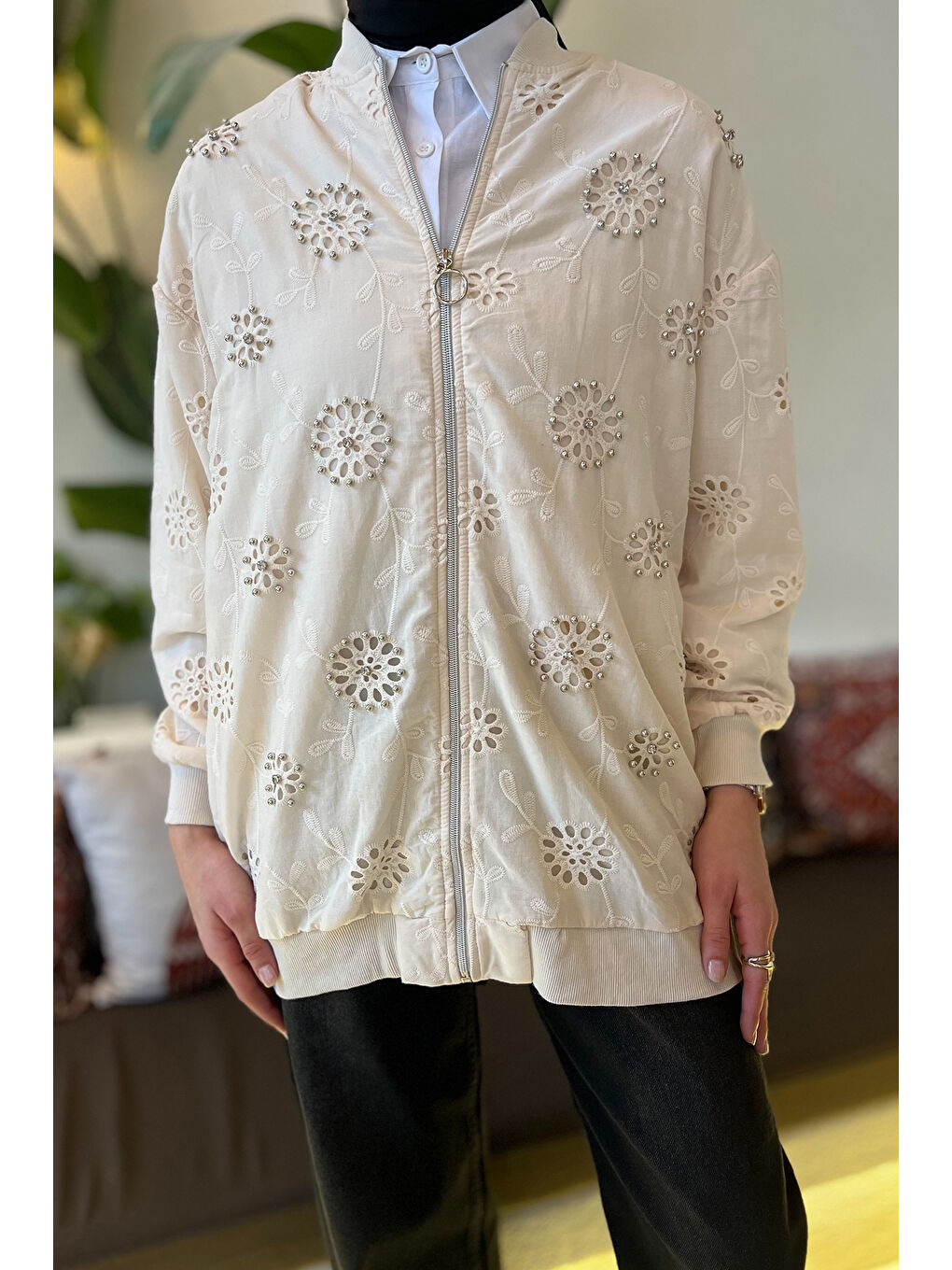 Bej Kadın İnci İşlemeli Fistolu Tesettür Ceket-5