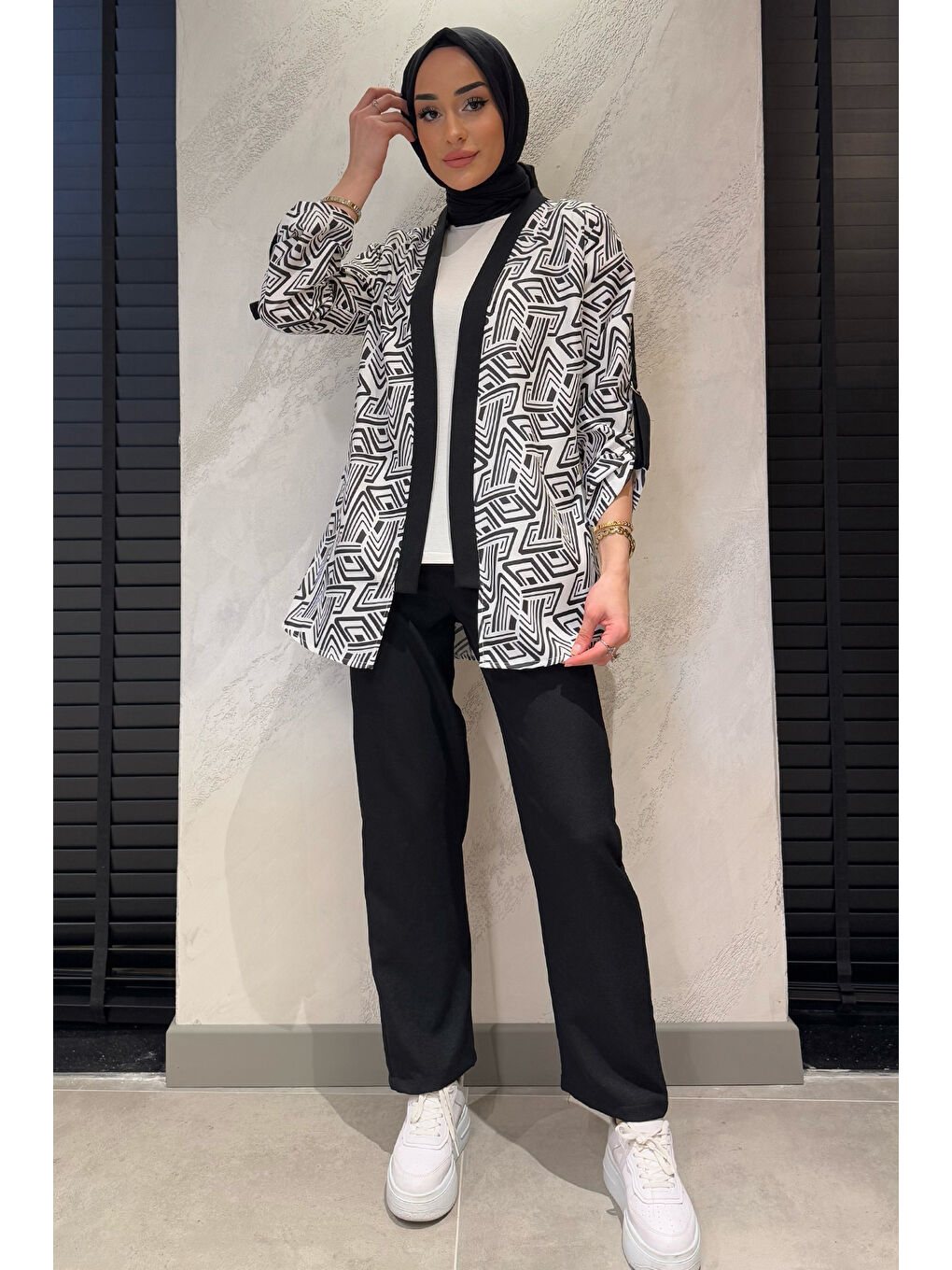Siyah Desenli Kol Kemer Detaylı Kimono Bluz Pantolon Tesettür Üçlü Takım-1