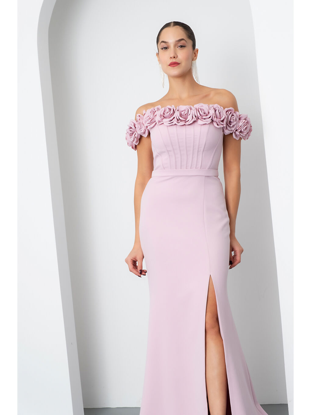 Pembe Kadın Pudra Çiçek Detay Yırtmaçlı Uzun Abiye Elbise-1