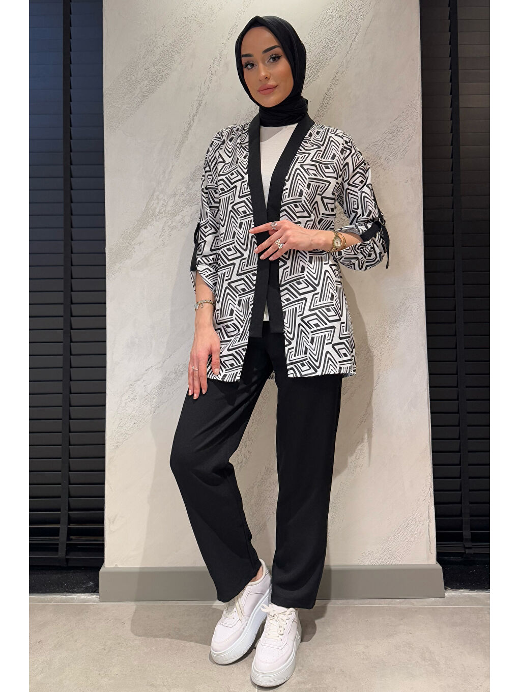 Siyah Desenli Kol Kemer Detaylı Kimono Bluz Pantolon Tesettür Üçlü Takım-3