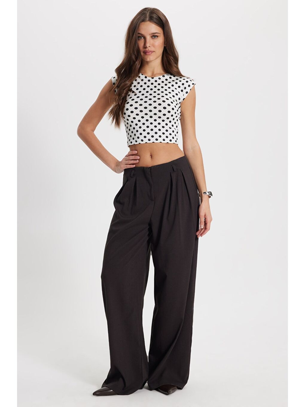 Kadın Slim Fit Dar Kesim Puantiyeli Bisiklet Yaka Beyaz Crop Bluz-1